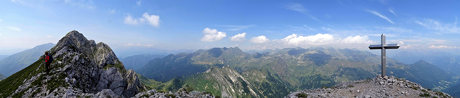 Dalla croce dell'anticima est di Corna Piana vista a nord verso le Orobie